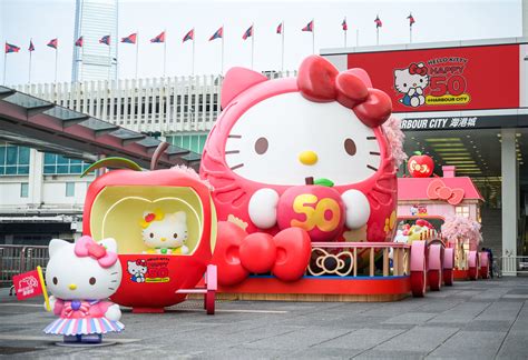 喜歡hello kitty的人|是貓奴、還有一個雙胞胎妹妹…，Hello Kitty 50 歲。